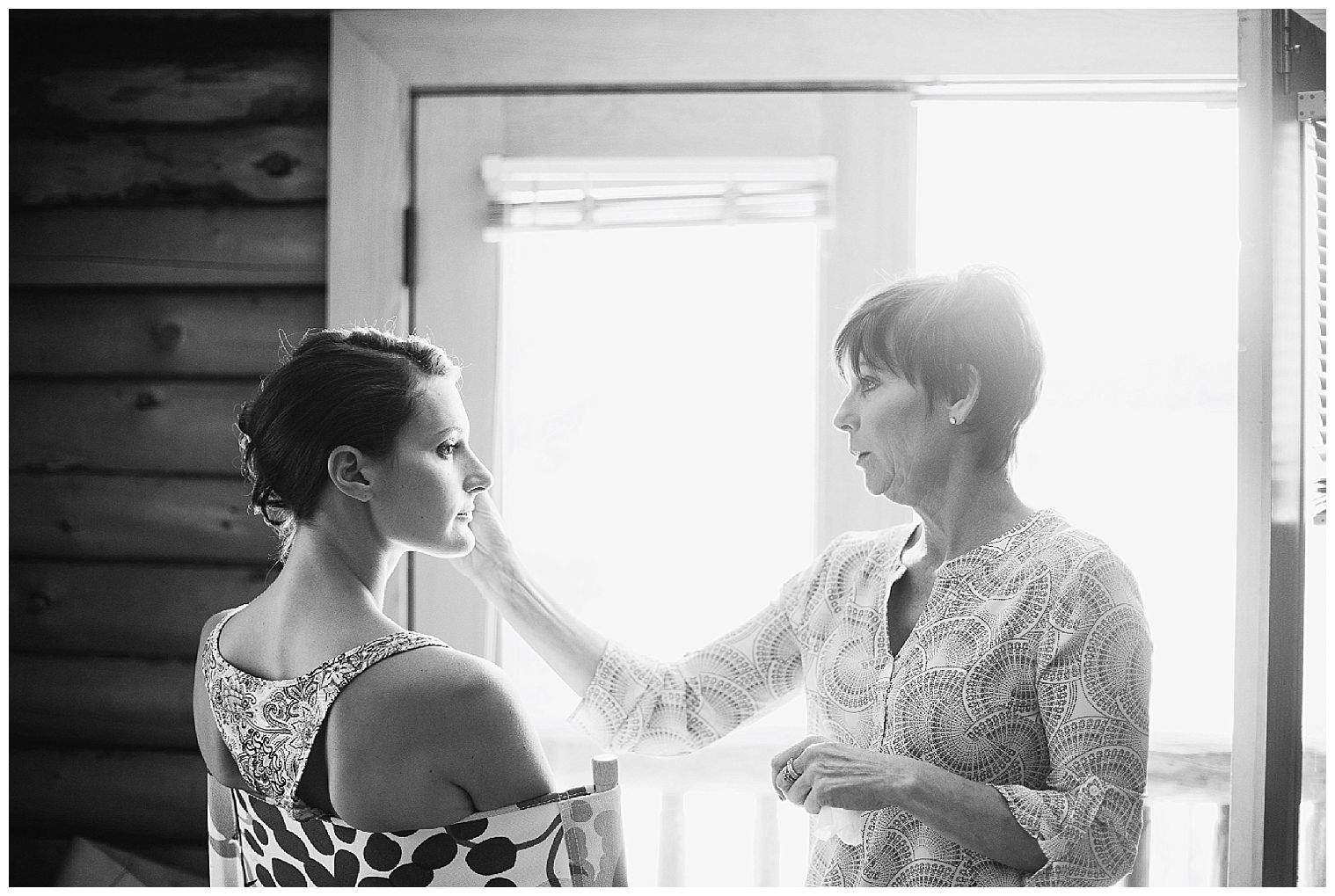  La novia recibe ayuda para aplicar su maquillaje antes de su boda en Keystone Ranch