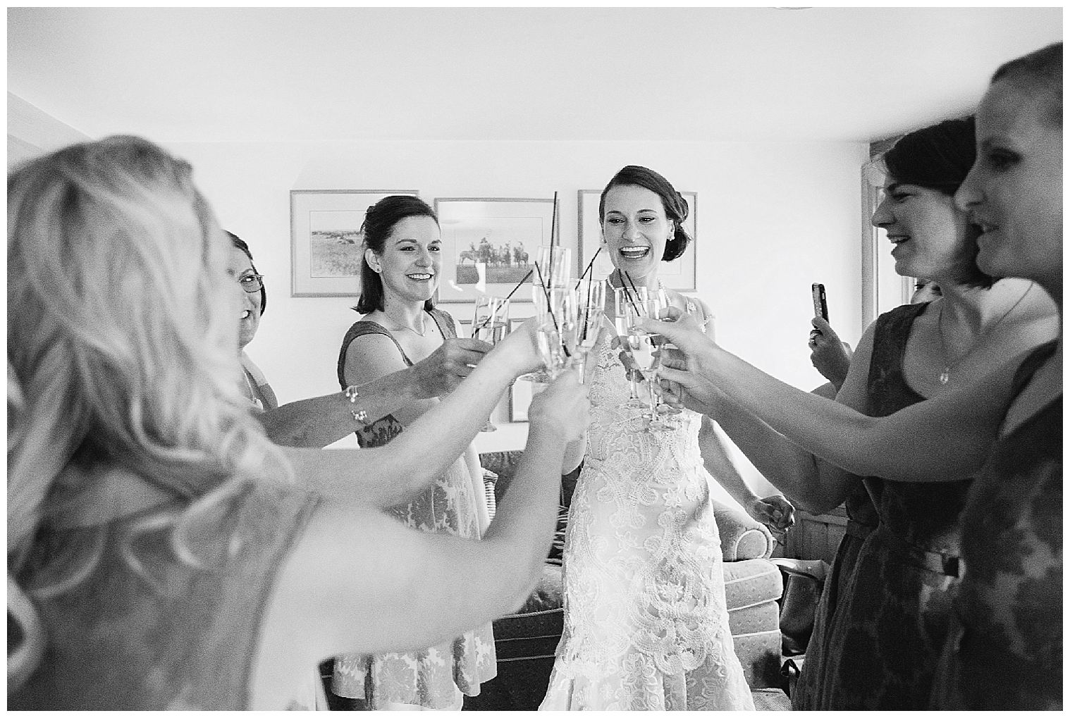 Bride brindes com suas damas de honra antes de seu casamento em uma estação de esqui em Keystone, Colorado.