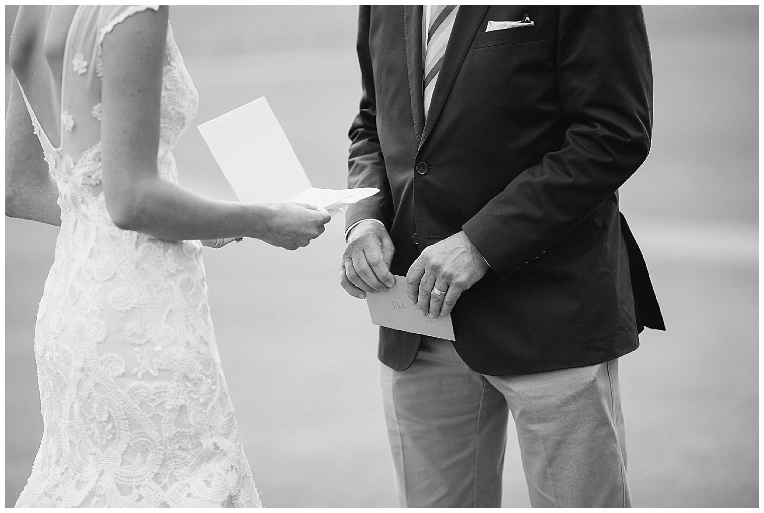  Braut von einer Keystone Ranch Hochzeit und ihr Vater halten Briefe für einander.