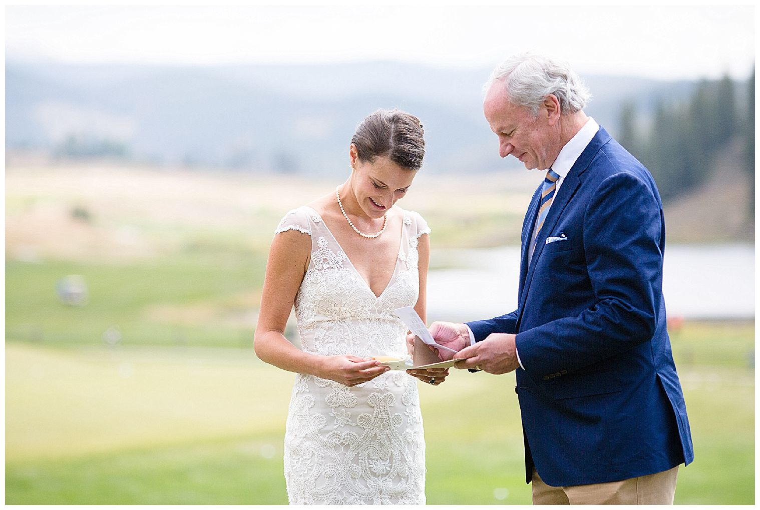 Eine Braut und ihr Vater lesen einander Notizen vor ihrer Keystone Ranch Hochzeit.