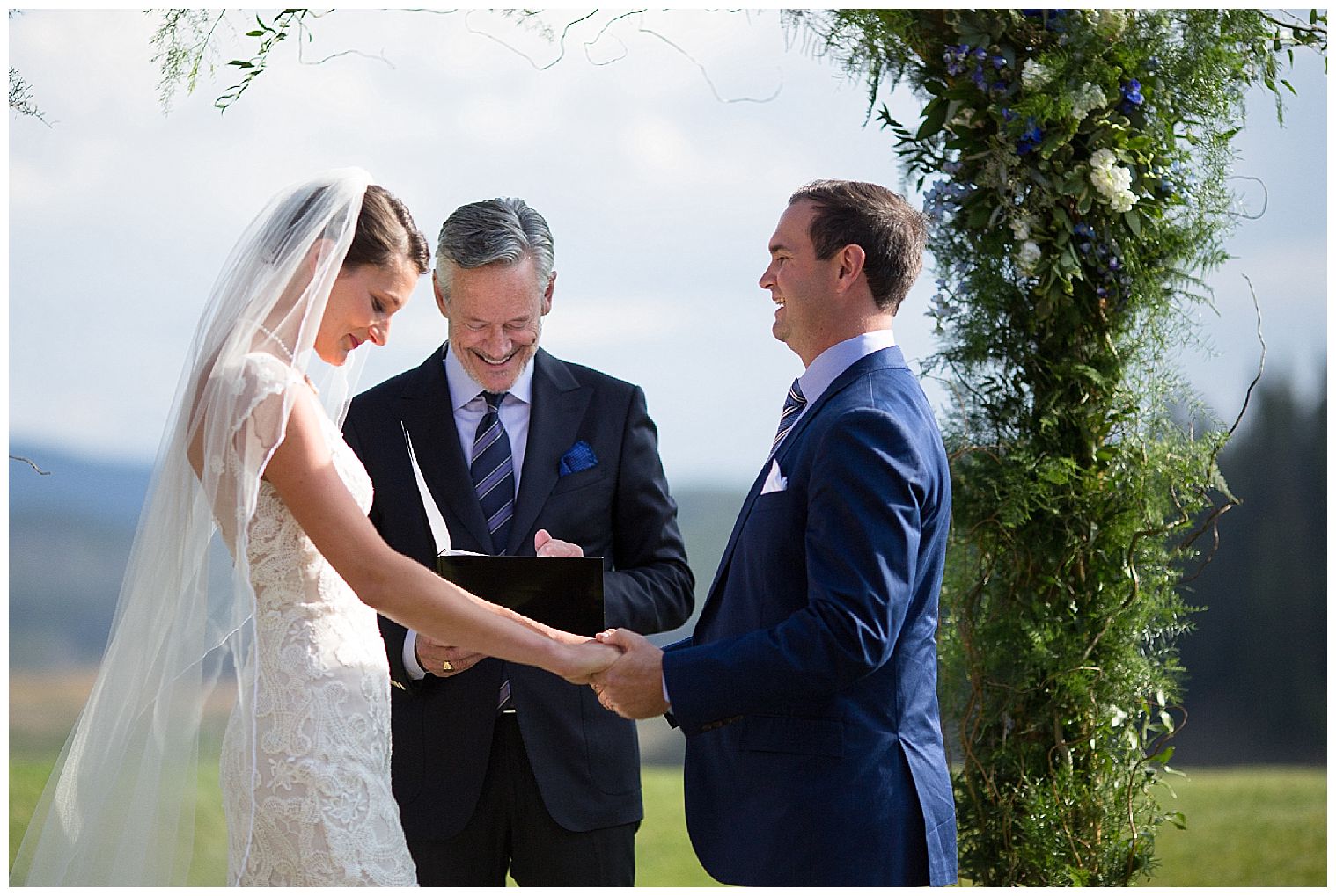 bruid en bruidegom houden elkaars hand vast op de Keystone Ranch wedding venue altar.