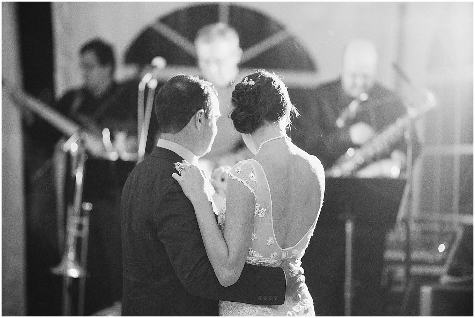  La pareja de novios comparte un baile con la música de la banda en vivo en su boda en Keystone Ranch.