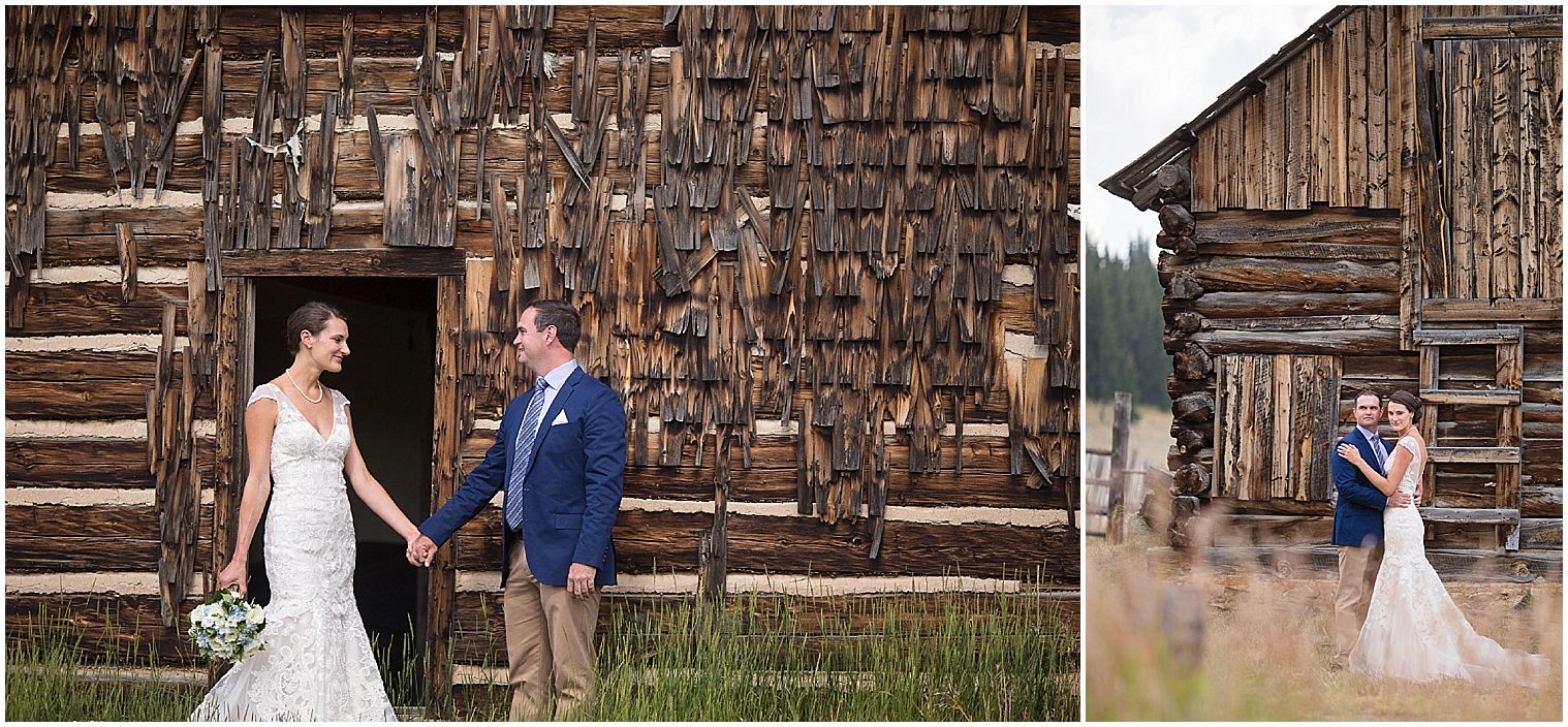 parets porträtt av bröllopspar framför historisk byggnad vid ett Keystone Ranchbröllop.