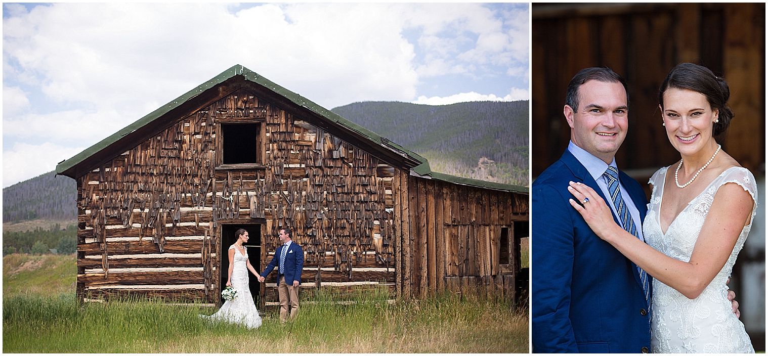 Braut und Bräutigam halten Hände vor einer historischen Scheune in Keystone Colorado.