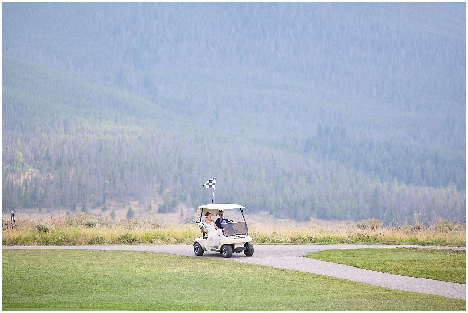  La pareja de novios conduce en un carrito de golf en su boda en Keystone Ranch.