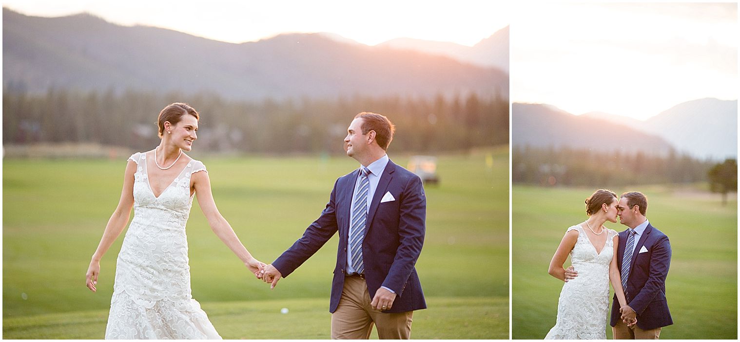  Le couple se tient la main sur le terrain de golf lors de leur mariage au Ranch Keystone au coucher du soleil.