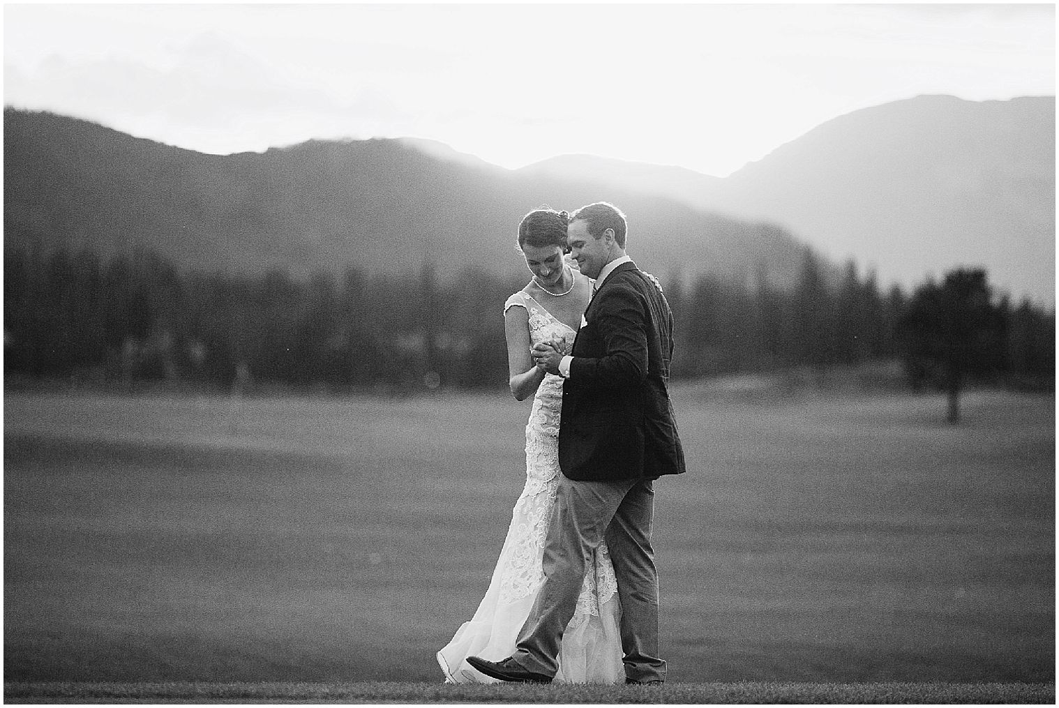 Das Hochzeitspaar tanzt bei ihrer Keystone Ranch Hochzeit bei Sonnenuntergang nach ihrer Zeremonie.