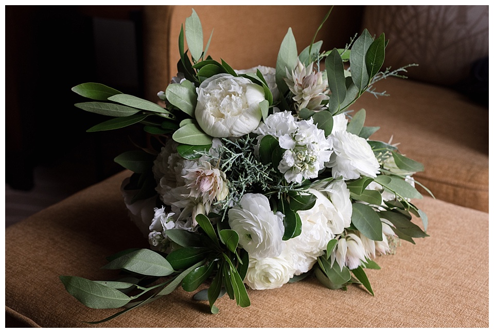 Colorado wedding photographer captures bridal bouquet