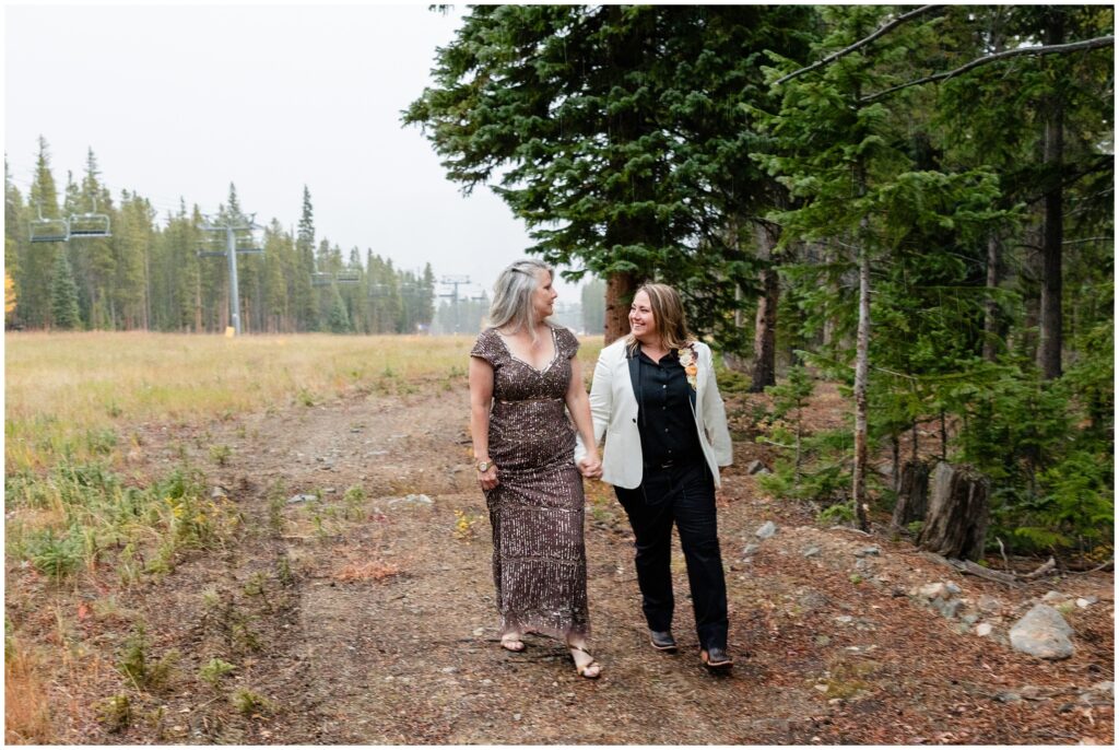 brides walking on trail at ten mile station